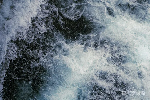 高清摄影 波涛汹涌的海浪带有白色的泡沫和深色的海水。