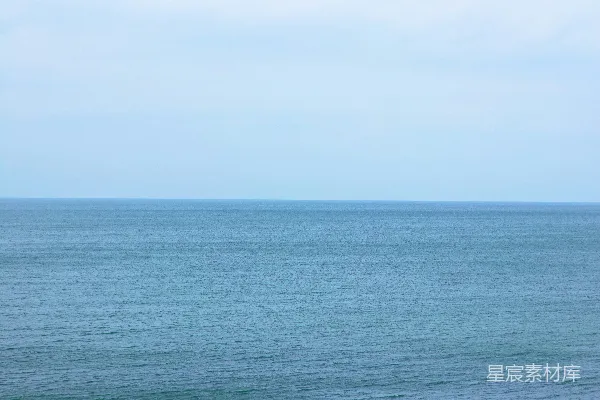 高清摄影 白天蓝海映白天空