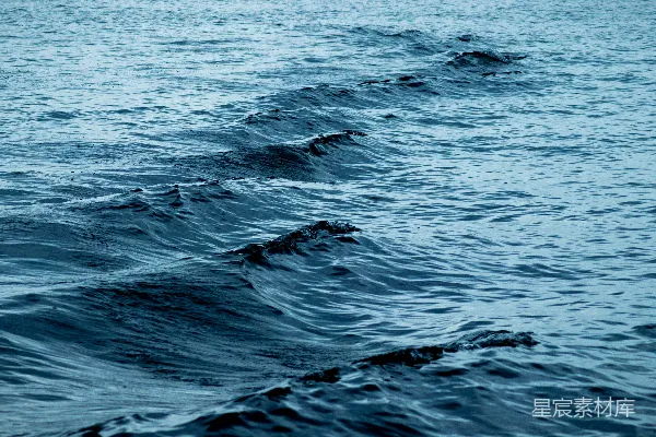 高清摄影 水面有一大片波浪的庞大水域