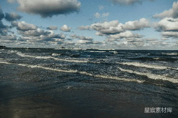 高清摄影 有浪花和白云的海滩