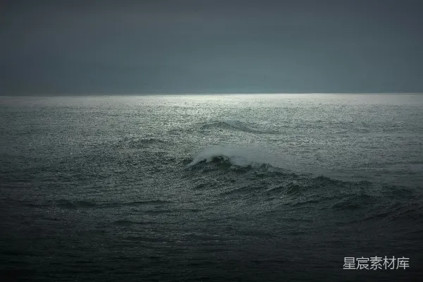 高清摄影 蓝天下的海浪在白天