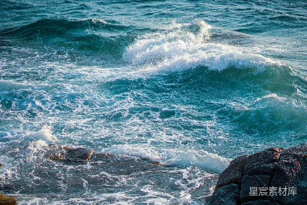 高清摄影 汹涌的海浪 crashing 在岩石海岸上