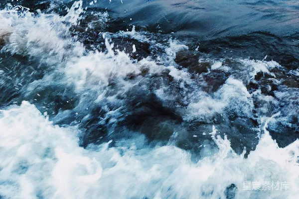 高清摄影 一个男子骑在波浪顶部的冲浪板上