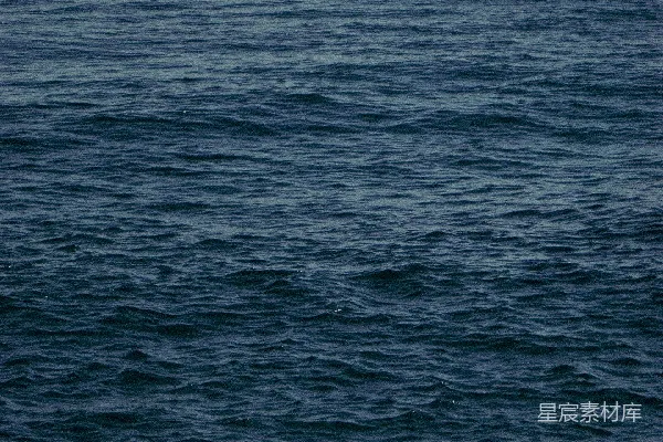 高清摄影 一艘小船漂浮在茫茫大海的中间