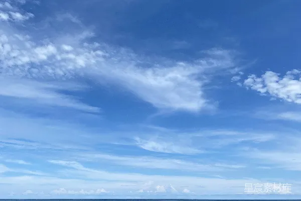 高清摄影 漂浮在一大片水体上的小船