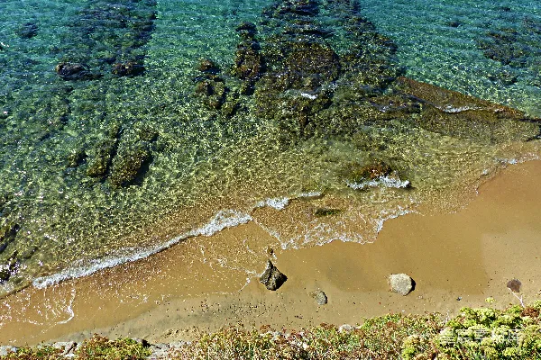 高清摄影 白天海浪在岸边拍打的空中俯视景象