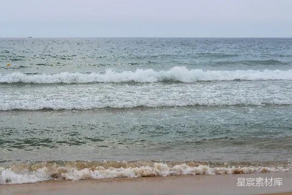 高清摄影 海滩上行走的人带着冲浪板