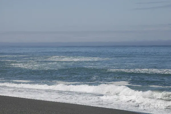 高清摄影 白天海浪拍打在岸边