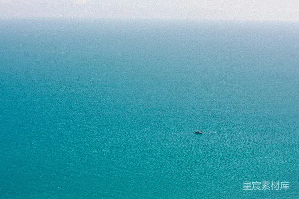 高清摄影 大海中一艘孤舟
