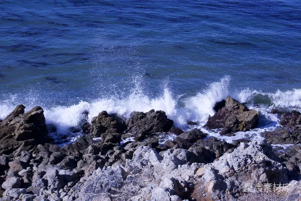 高清摄影 岩石嶙峋的海滩，波涛汹涌