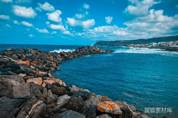 高清摄影 岩石嶙峋的海滩，在其背景中有一片水域。