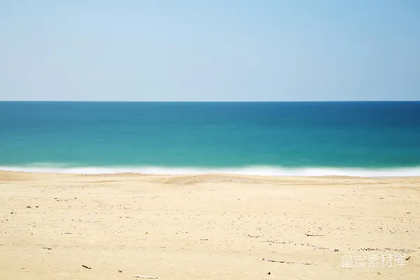 高清摄影 湛蓝海洋旁边的浅滩沙地