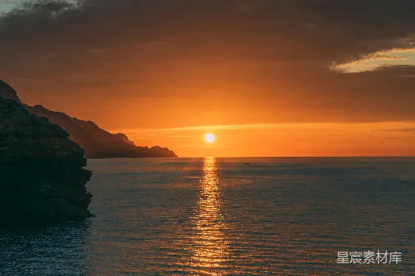 高清摄影 夕阳下的山影