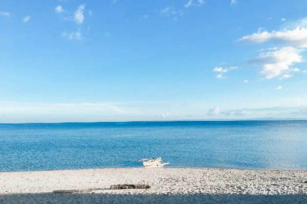 高清摄影 白船在云遮雾绕的天空下的海面上白天景象
