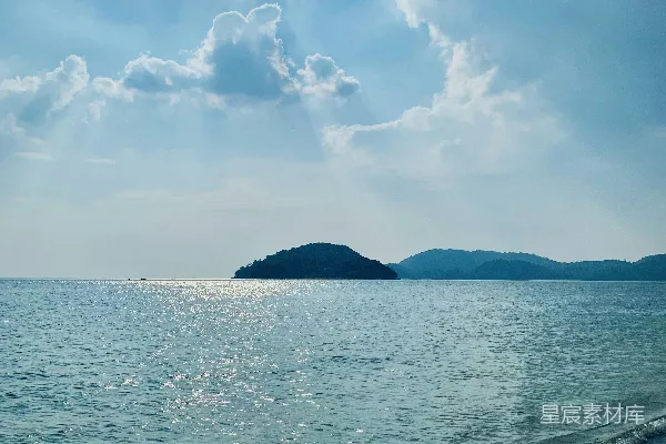 高清摄影 蓝天白云下的碧海在白天