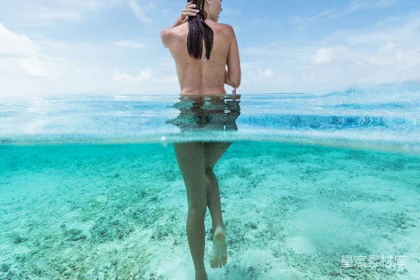 高清摄影 白天裸体女子在水中