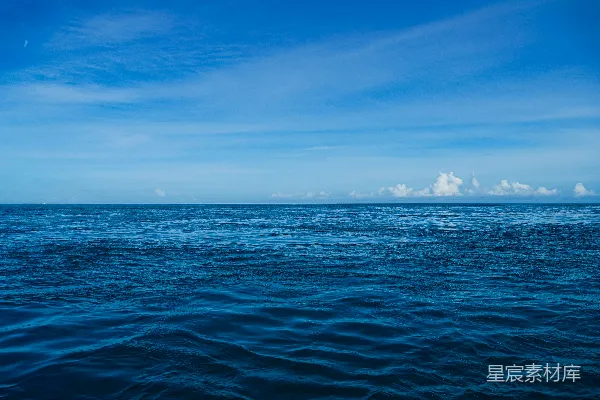 高清摄影 白天蓝海上空一片蔚蓝。