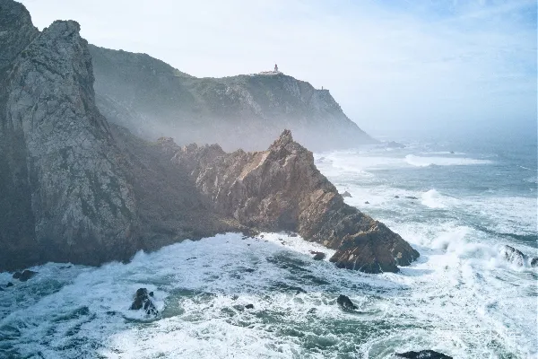 高清摄影 一群人在海边悬崖顶部站成一排。