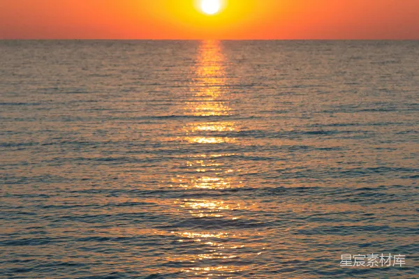 高清摄影 夕阳西下，海面上有一艘船。
