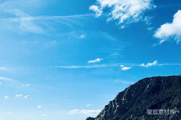 高清摄影 蓝天之下，碧海之侧，绿山之上，白天时分