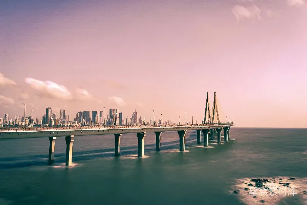 高清摄影 一座横跨水面的长桥，背景是城市。