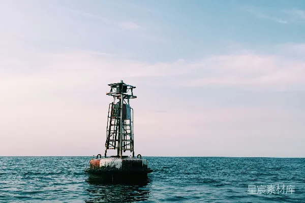 高清摄影 白天的白橙浮标