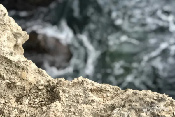 高清摄影 白天近水域的棕色岩石 Formation