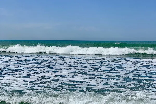 高清摄影 一波浪正在向海岸涌来