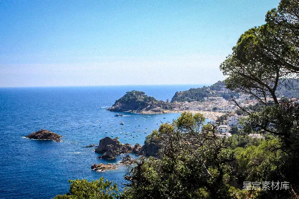 高清摄影 一幅海滩美景，有许多船只在水中。