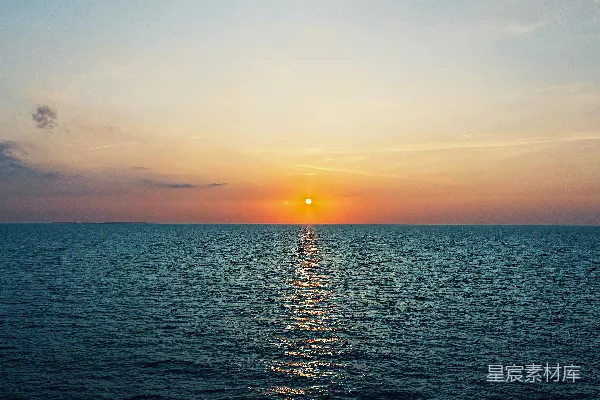高清摄影 夕阳西下，广阔的大海之上。