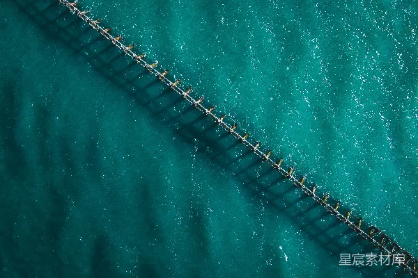 高清摄影 一条桥梁的空中俯视图横跨一片水域
