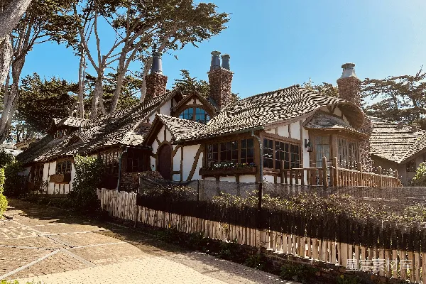 高清摄影 有木栏杆围住的房子