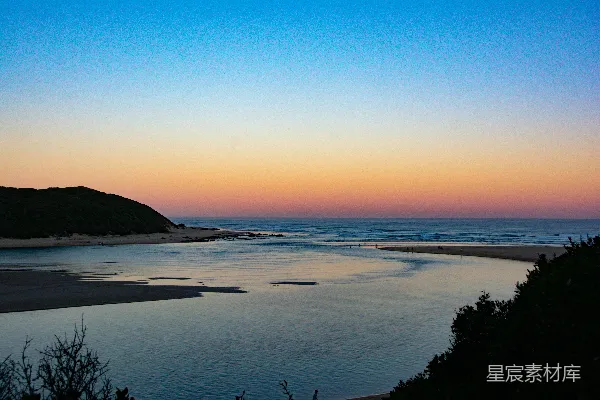 高清摄影 背景中有座山的水域