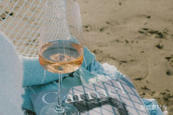 高清摄影 蓝桌上的空酒杯