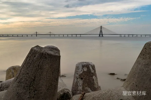 高清摄影 灰岩悬崖在白云下的日间景象靠近桥