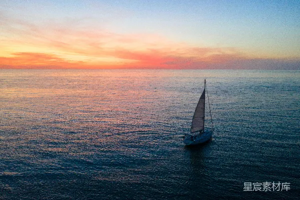 高清摄影 海洋中一艘帆船