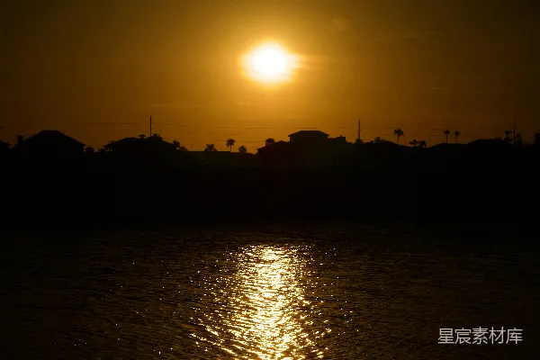 高清摄影 夕阳落下在一片水域之上