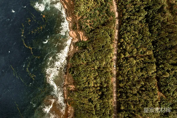 高清摄影 白天山脚下绿色和棕色的山峦旁水体的俯视景象
