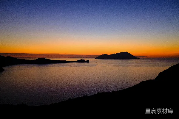 高清摄影 水中的山峦