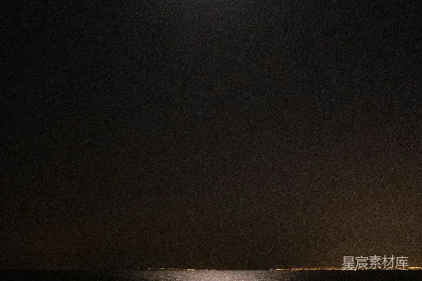 高清摄影 夜晚月亮圆润照亮着大海。