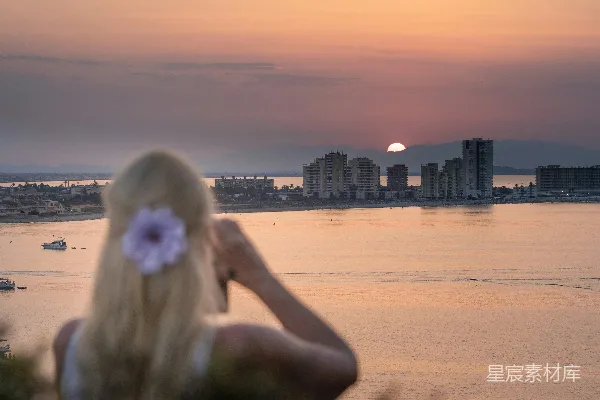 高清摄影 白色连衣裙的女人在海滩上站立，在夕阳下。