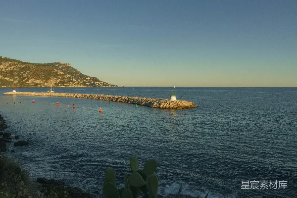 高清摄影 靠近岩石海岸的一片水域