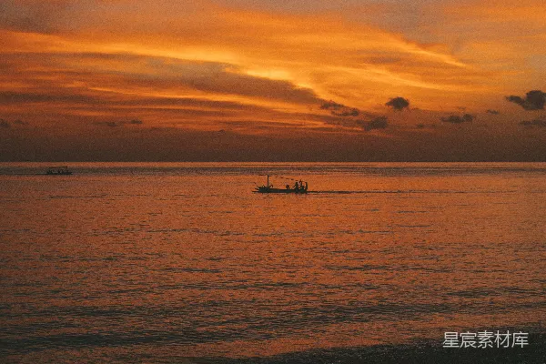 高清摄影 夕阳下海上的船影轮廓