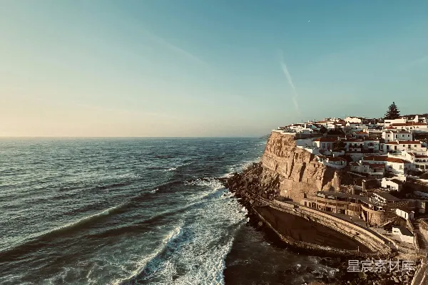 高清摄影 海边的一片景色，房屋坐落在悬崖上。
