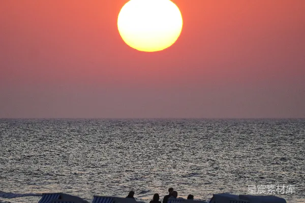高清摄影 夕阳西下，海浪与沙滩椅。