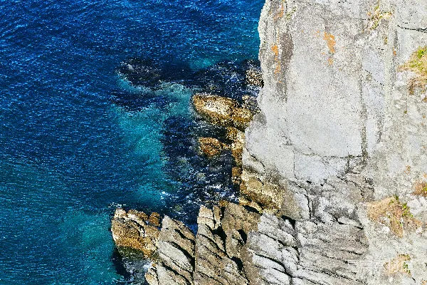 高清摄影 白天灰岩 Formation 靠近蓝色海洋旁边