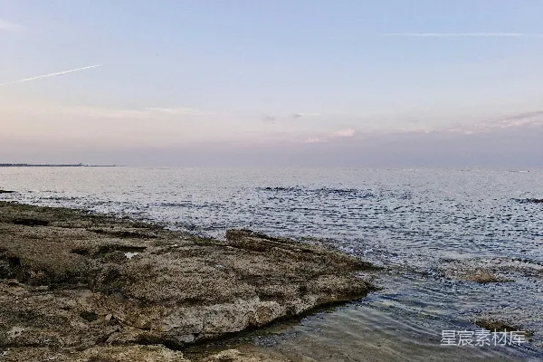 高清摄影 岸边有一片水域。