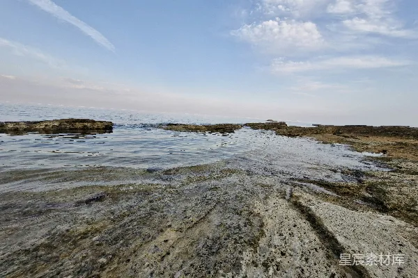 高清摄影 湖水旁边有一片岩石海岸。