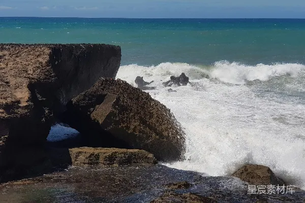 高清摄影 棕色岩石海岸风景照片