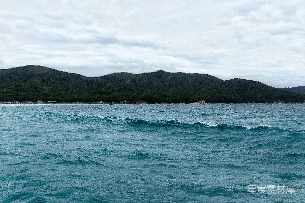 高清摄影 山间白天的水域
